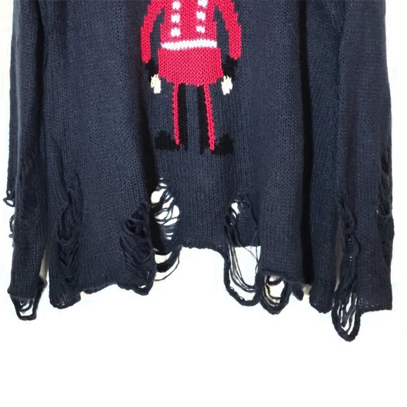 📌 WildFox Navy Blue Knit Toy Soldier Distressed Sweater - Picture 3 of 7
